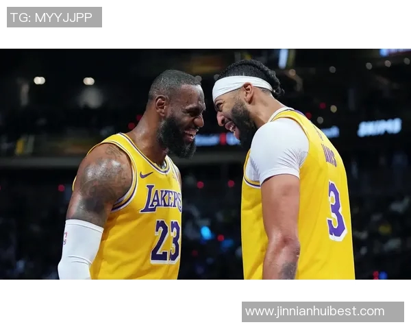 詹姆斯回忆与戴维斯的冠军之路感慨对独行侠的情感对决 詹姆斯回忆与戴维斯的冠军之路感慨对独行侠的情感对决